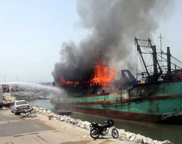 هیچیک از ۱۱ شناور آتش گرفته در بندر لنگه بیمه نامه نداشتند
