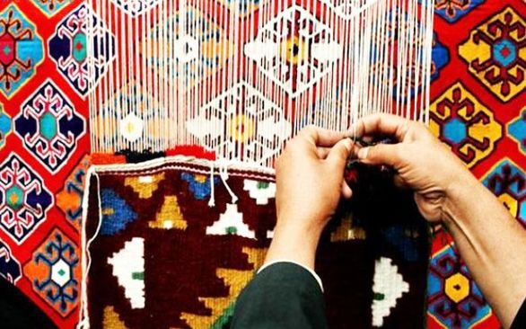 بافندگان فرش تحت پوشش بیمه روستائی و عشایری قرار میگیرند