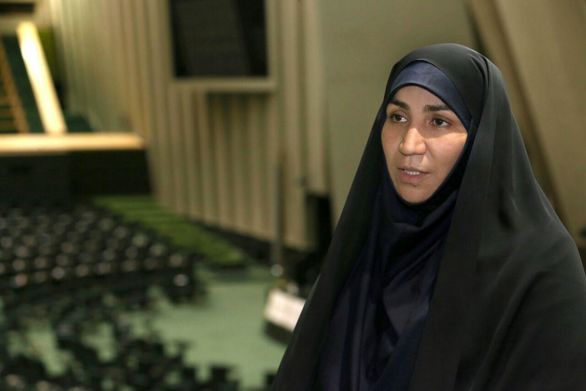 منافع برخی افراد مانع از انتقال بیمه فعلی ایثاگران از دی به ایران است