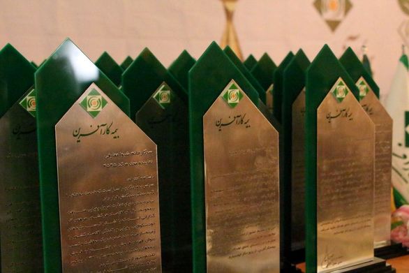 از نمایندگان برتر سال 1398 بیمه کارآفرین تقدیر شد