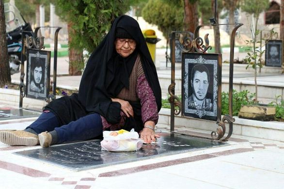 پایش سلامت برخی از خانوادههای شهدا به دلیل مشکلات بیمههای تکمیلی مرتب انجام نمیشود