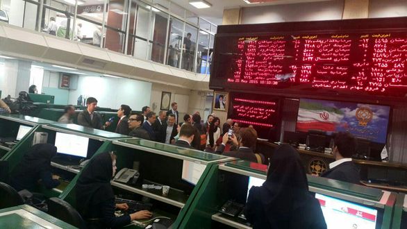 نماد ۱۲ بانک و موسسه اعتباری به رنگ سبز درآمد
