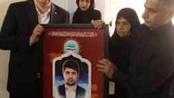 دیدار مدیرعامل بانک ملت با خانواده شهید امید اسدی، از کارکنان شهید بانک در جنگ رمضان
