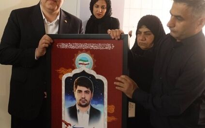 دیدار مدیرعامل بانک ملت با خانواده شهید امید اسدی، از کارکنان شهید بانک در جنگ رمضان
