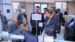 مدیرعامل بانک دی در شرایط خاص پای صحبت مشتریان نشست
