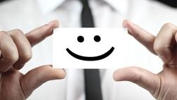 لبخند ساختگی هم می تواند روحیه را بهبود بخشد