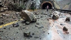 ریزش کوه در جاده چالوس/ جاده مسدود شد
