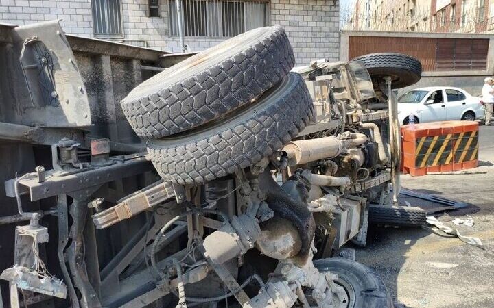 تصادف زنجیره‌ای ۱۲ خودرو در بزرگراه یادگار امام/ ۵ نفر مصدوم شدند
