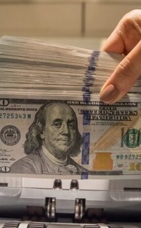 دلار به زیر ۲۰۰ هزار تومان برگشت 
